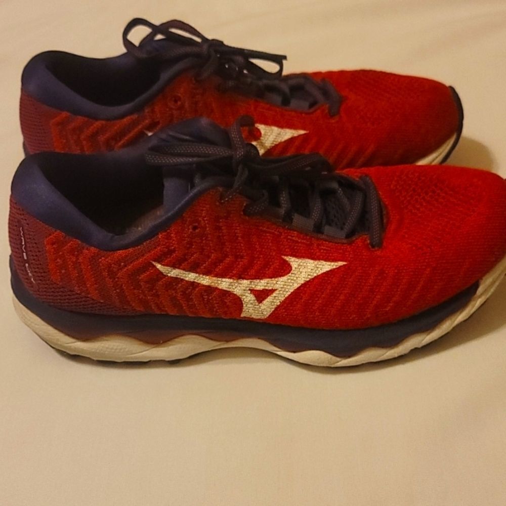 - Mizuno wave sky tennis shoes 8.5